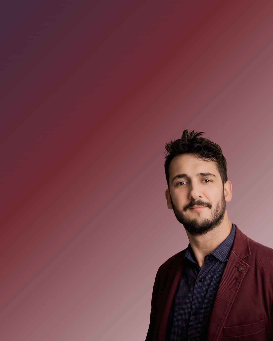 Nicolás Labbé sobre fondo con gradiente